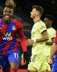  阿森纳防线失误造致命失球  