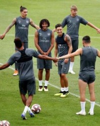  保级大战白热化，多支球队深陷降级泥潭挣扎  