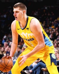  约基奇准四双掘金加时险胜绿军显神威