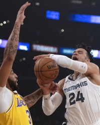  莫兰特超高难度拉杆上篮灰熊险胜鹈鹕豪取五连胜