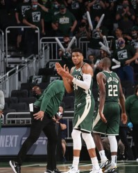  霍勒迪铁血防守锁死对手，雄鹿全民皆兵浇灭热火攻势