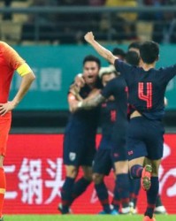  曼联争议红牌引热议，B费染红离场球队惨遭绝杀  