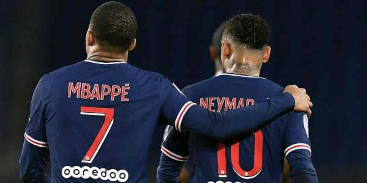  巴黎圣日耳曼绝杀里昂登顶法甲积分榜  