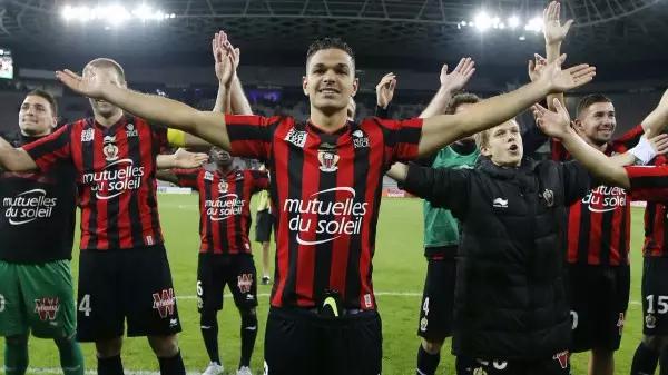  纽卡斯尔联客场逆袭曼联，吉马良斯远射定乾坤