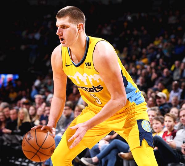  约基奇准四双掘金加时险胜绿军显神威