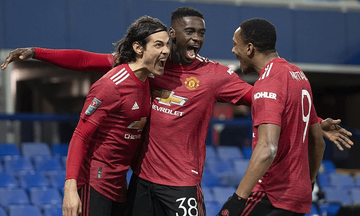  弗赖堡控球耐心传导，团队配合撕破对手防线  